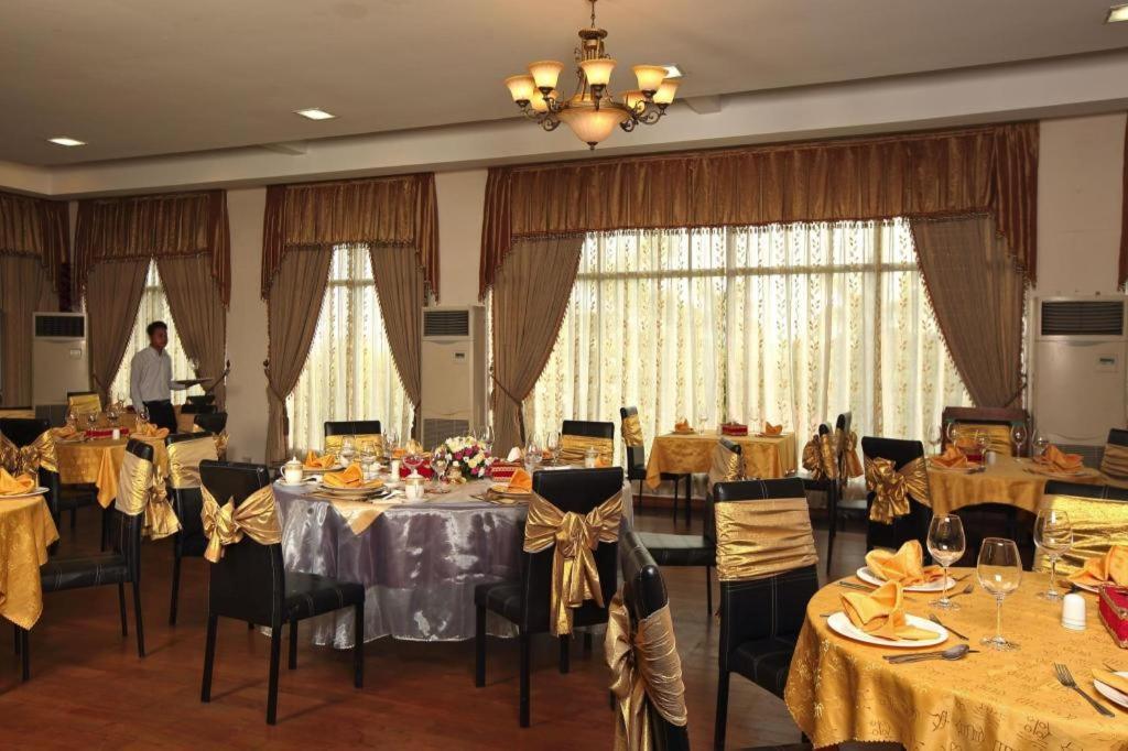 Myat Taw Win Hotel Naypyidaw Exterior foto