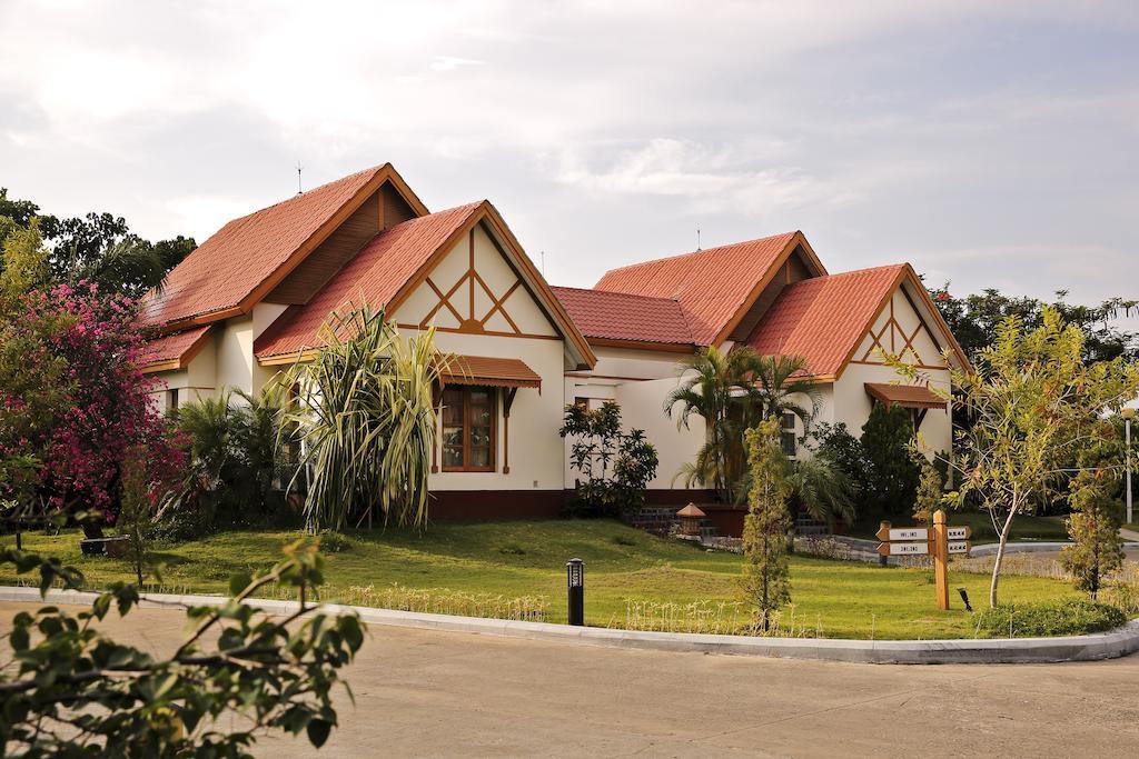 Myat Taw Win Hotel Naypyidaw Quarto foto